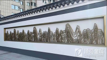 小區(qū)外圍墻上安裝不銹鋼異形件，增加靈動藝術(shù)效果